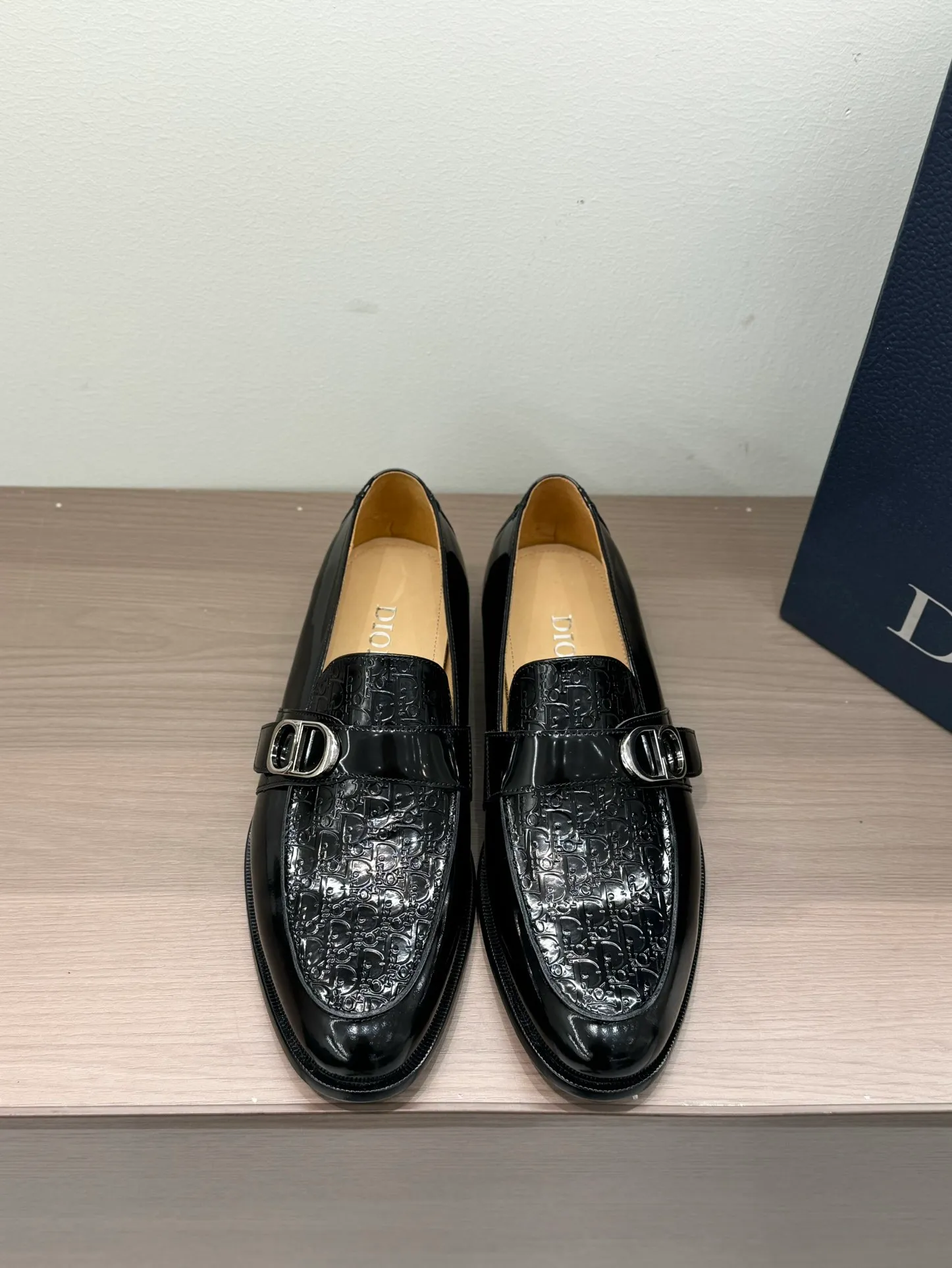 [Dior Dior] Top P: 960💰 Standard code 39-44 (38.45.46 custom-made, non-refundable and non-exchangeable) Dior Dior's latest high-end men's boutique casual leather shoes, the upper is carefully made of black cowhide/open-edge beaded leather/high-mercerized frosted cowhide, the classic silhouette shows elegance, and the upper strap is matched with a metal-coated CD Icon decorative buckle to enhance the style. Comfortable and lightweight, the Italian leather sole features anti-slip rubber inserts. The Blake structured leather sole with anti-slip details showcases Dio*'s exceptional craftsmanship. Elegant and refined, it can be matched with all kinds of suits.